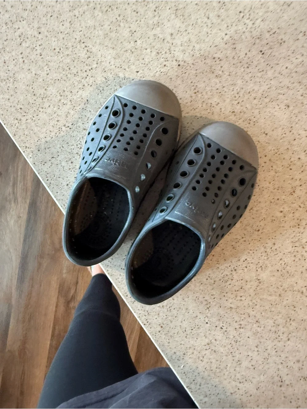 Native Kids’ Jefferson Slip-On Sandals in Charcoal and Gray Toe